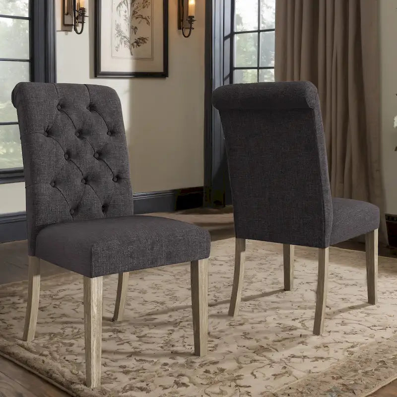 Chaises capitonnées à dossier roulé